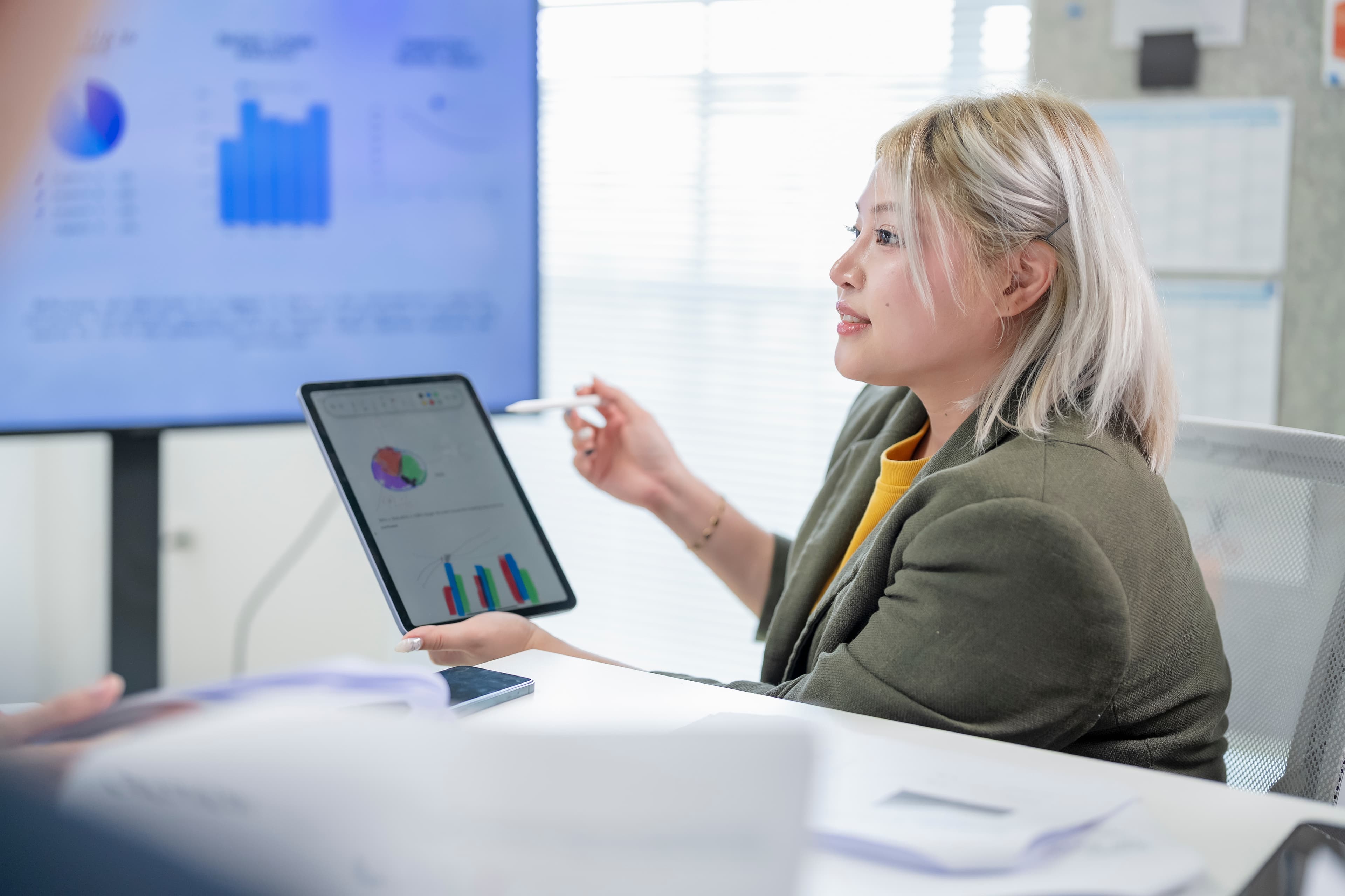 AI meeting assistant surfacing action items and real-time collaboration insights